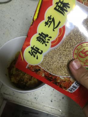 加入适量的熟芝麻