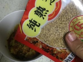 加入适量的熟芝麻