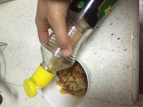 加入适量鲜酱油