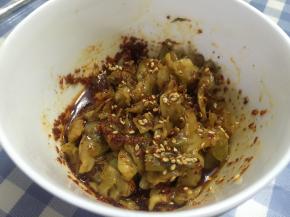 加入少许糖，拌匀，即可