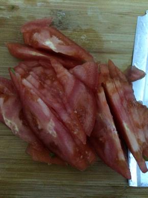 番茄清洗干净，切成块状