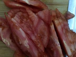 番茄清洗干净，切成块状