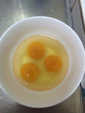 鸡蛋打入碗中。放入适量盐搅拌均匀。