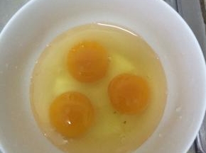 鸡蛋打入碗中。放入适量盐搅拌均匀。