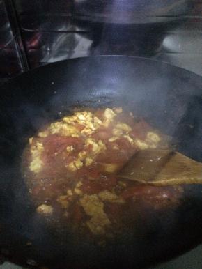 番茄放入锅内翻炒一分钟左右，加水少许水，把鸡蛋倒入锅中搅拌均匀。