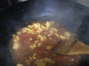 番茄放入锅内翻炒一分钟左右，加水少许水，把鸡蛋倒入锅中搅拌均匀。