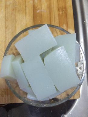 粉皮清洗干净，切成块状