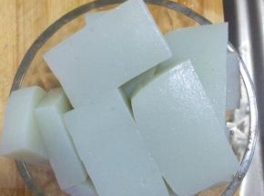 粉皮清洗干净，切成块状