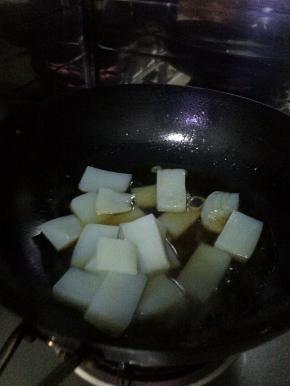 锅内放入适量的水，把粉皮放入锅内。