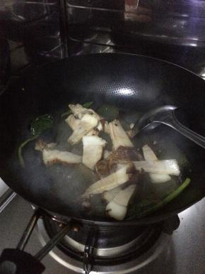 粉皮炖三分钟左右，放入腊肉。