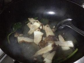 粉皮炖三分钟左右，放入腊肉。