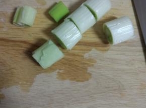 葱大段备用