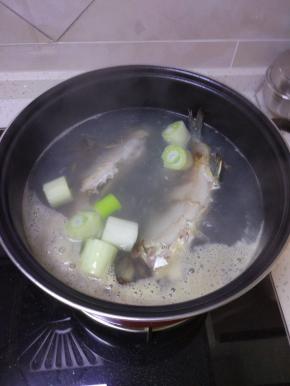 另一锅内烧热水,把煎好的鱼放入滚水中，鱼一定要煎好,放入另一锅的时候,水一定要保持沸腾