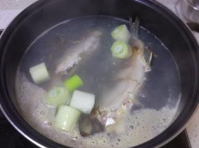 另一锅内烧热水,把煎好的鱼放入滚水中，鱼一定要煎好,放入另一锅的时候,水一定要保持沸腾
