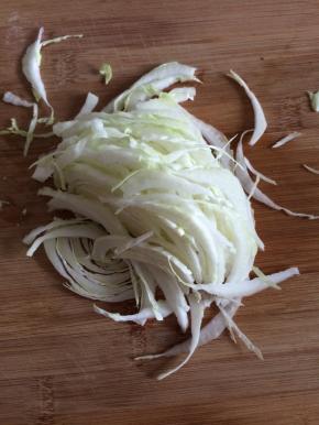 白菜切成条状。