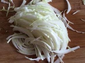 白菜切成条状。
