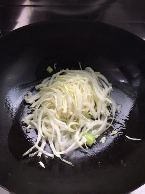 锅内放入适量油，放入葱。把白菜放入锅内翻炒一分钟左右。