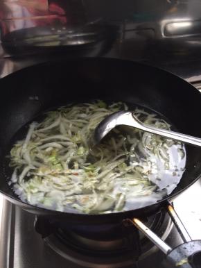 锅内加入适量水。