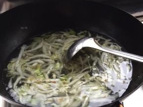 锅内加入适量水。