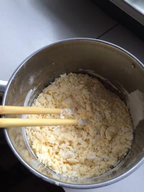 把面粉放入盆中，鸡蛋打入碗中搅拌均匀之后，倒入面粉中搅拌均匀成小疙瘩状。