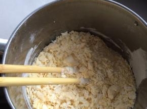 把面粉放入盆中，鸡蛋打入碗中搅拌均匀之后，倒入面粉中搅拌均匀成小疙瘩状。