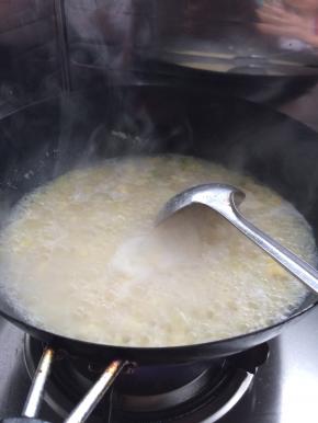 锅内水烧开之后，把拌好的疙瘩倒入锅中。