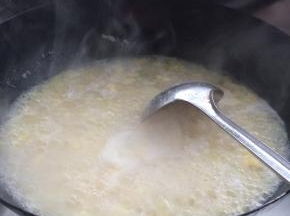 锅内水烧开之后，把拌好的疙瘩倒入锅中。