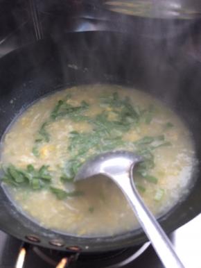 锅内疙瘩煮熟之后，可适当放入一些青菜。