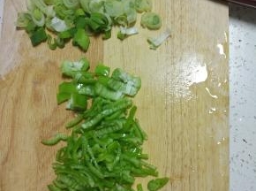 葱叶,青辣椒切好备用