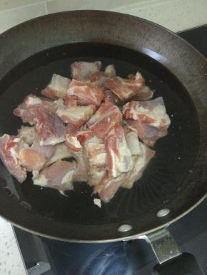 排骨冷水下锅,煮开,除去血水