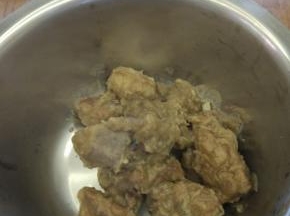 锅内放热油放入葱姜蒜爆香,加入排骨进行翻炒,加入适量的冰糖,上色,待排骨两面微黄之后加入开水，大火煮开，转小火炖五分钟左右加入切好的芋头，炖十五分钟左右，待排骨熟透，芋头绵软