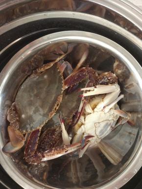 放入盆中,冷水上锅,大火蒸十五分钟左右, 螃蟹变红色