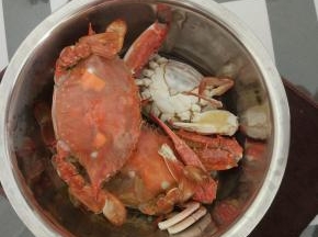 蒸熟的螃蟹出锅,喜欢螃蟹原味的,不用准备蘸料也很好吃