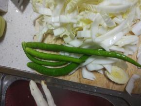 白菜洗干净，切小片