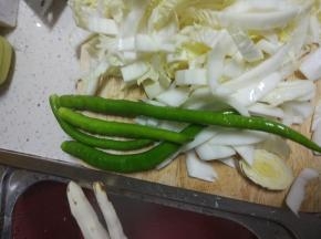 白菜洗干净，切小片