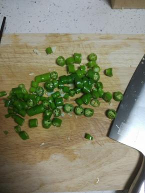 适量青椒切碎。葱切成葱花