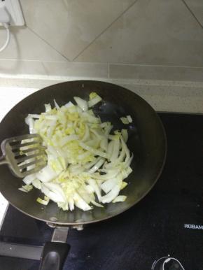 锅内热油下葱花，炒出香味后放白菜，翻炒