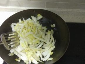 锅内热油下葱花，炒出香味后放白菜，翻炒