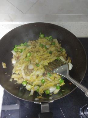 翻炒均匀后倒一些生抽放适量的盐