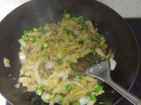 翻炒均匀后倒一些生抽放适量的盐