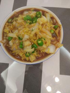 待白菜全都炒软之后放入切好的青椒，翻炒出锅