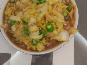 待白菜全都炒软之后放入切好的青椒，翻炒出锅