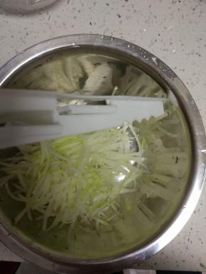 青萝卜擦丝,用比较粗的工具