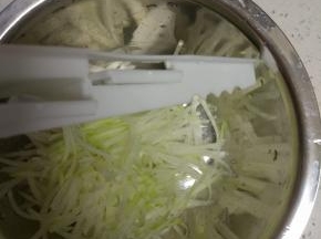 青萝卜擦丝,用比较粗的工具