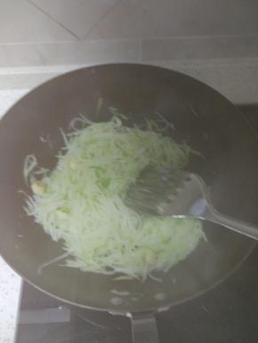 锅内热油,加入葱姜蒜爆香,放入萝卜丝