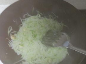 锅内热油,加入葱姜蒜爆香,放入萝卜丝