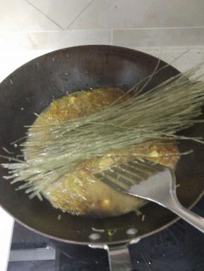 煸炒出水之后的萝卜丝加入清洗赶紧泡过热水的粉条，加入酱油,盐进行调味