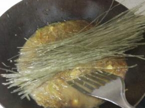 煸炒出水之后的萝卜丝加入清洗赶紧泡过热水的粉条，加入酱油,盐进行调味