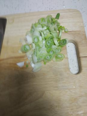 葱姜蒜切好,备用