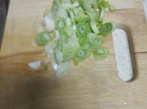 葱姜蒜切好,备用